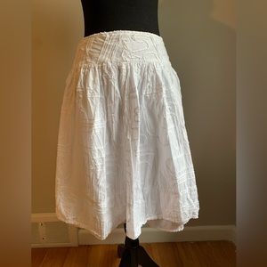 Caché white skirt with swirl fabric stitching